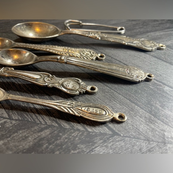 Country Kitchen ANTHROPOLOGIE 5 Piece Measuring Spoon Set on Safety Pin Holder - Picture 5 of 11